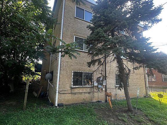 3rd image of 4611 Quarles St NE
