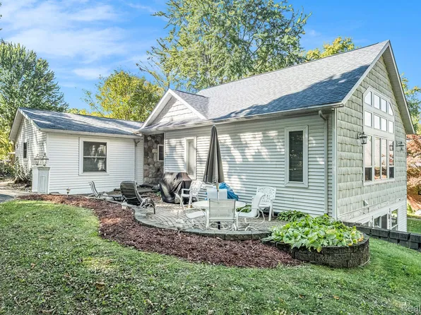 3829 S Shore Dr, Lapeer, MI 48446