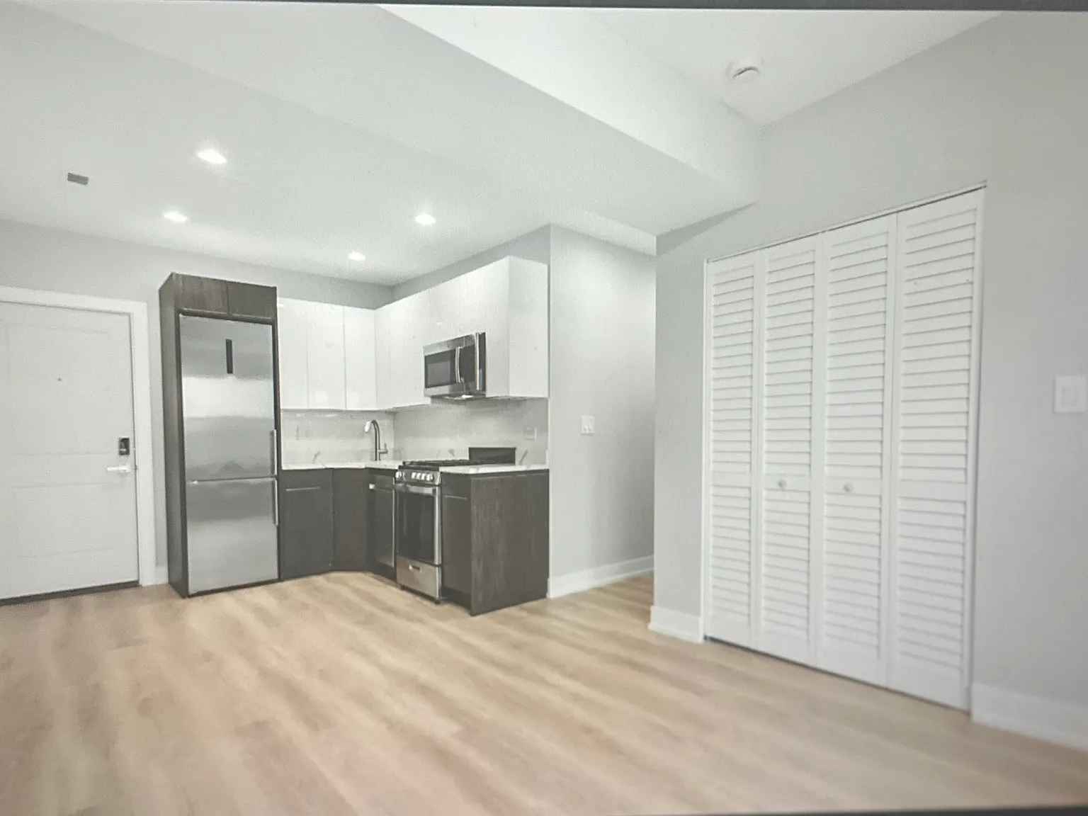 3 bed, 700 sqft, $2,200 — Photo 2