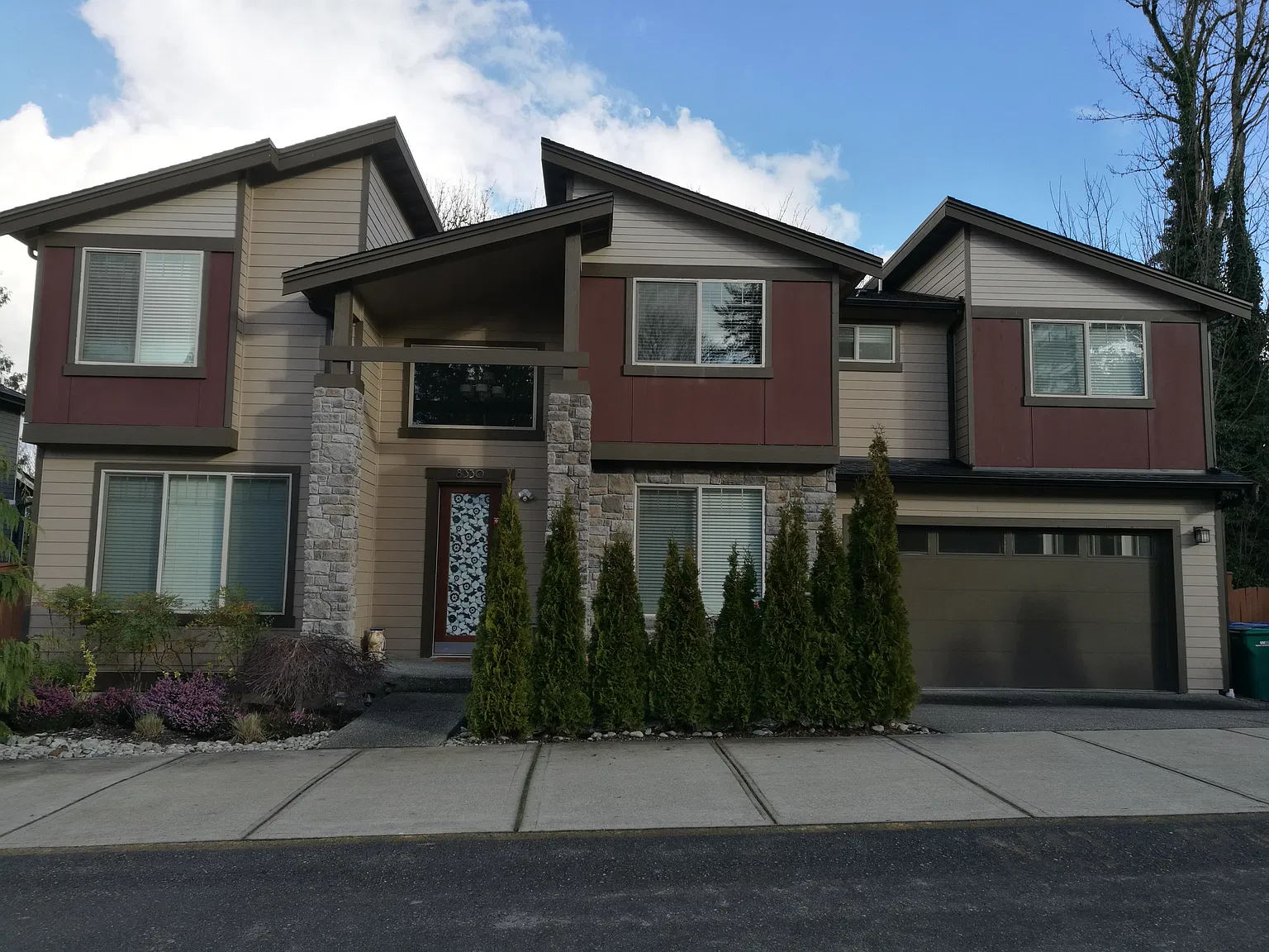 5 bed, 3.5 bath, 3370 sqft, $1,000 — Photo 2