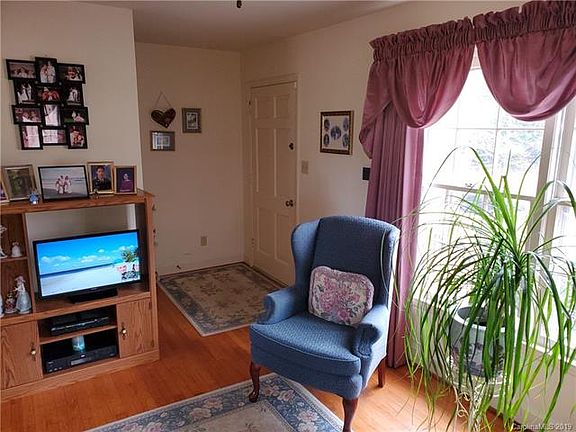 2nd image of 3143 Rosehill Dr