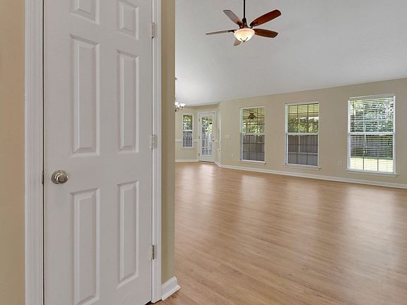 4th image of 836 Laurel Hill Cir