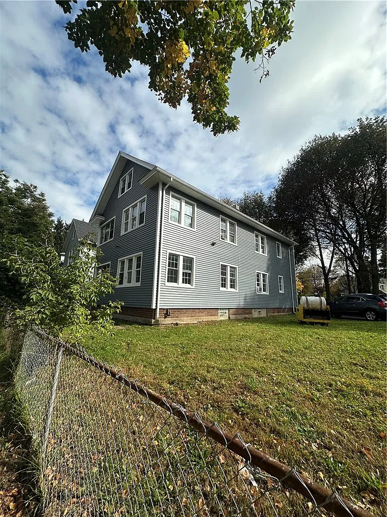 3 bed, 1.0 bath, 1027 sqft, $1,500 — Photo 3