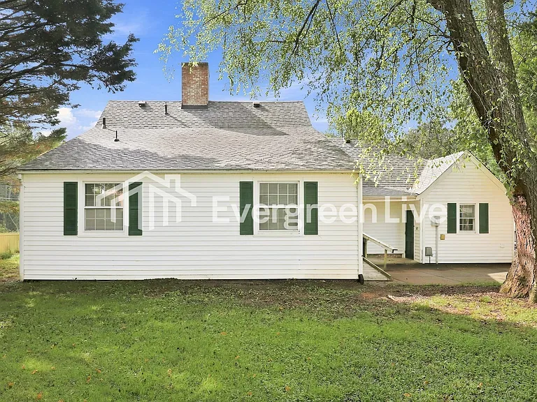 1218 Fillman Dr — Photo 2