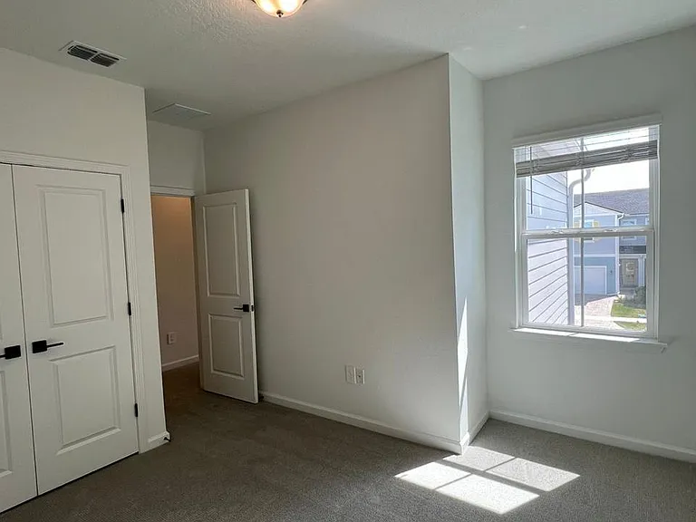 223 Brandon Lakes Dr — Photo 16