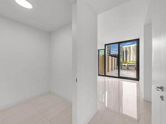4th image of 300 Biscayne Boulevard Way #1509W