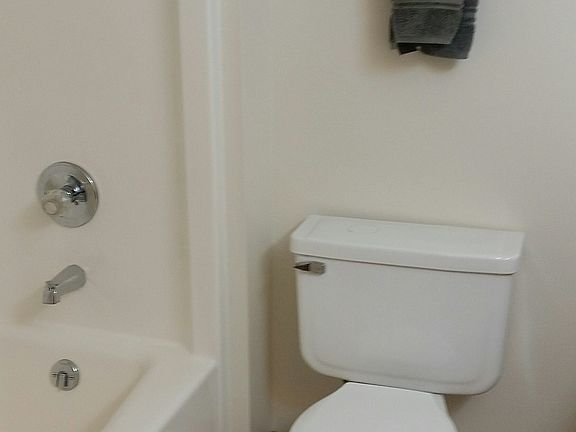Main Bathroom w/ bath/shower