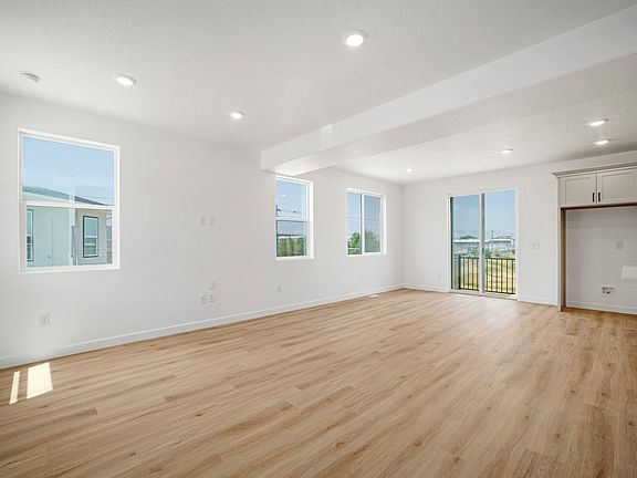 3rd image of 228 W Waterstone Cir #10