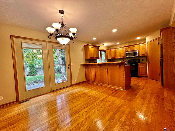 5th image of 2327 Vavrina Ln