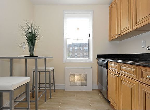 3rd image of 1 Sadore Ln APT 3V