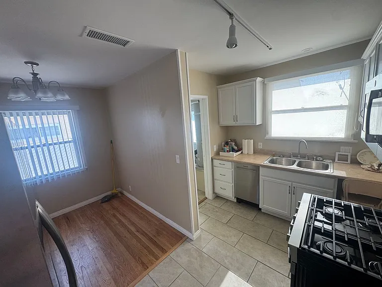 7333 Camellia Ave — Photo 10
