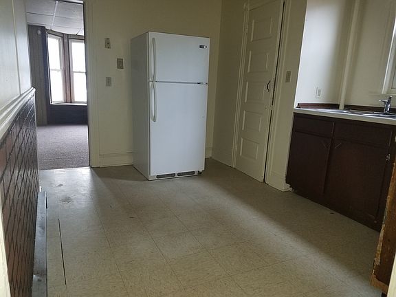 3rd image of 719 Wallace St #2