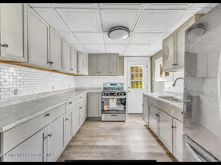 1061 Carmalt St — Photo 15