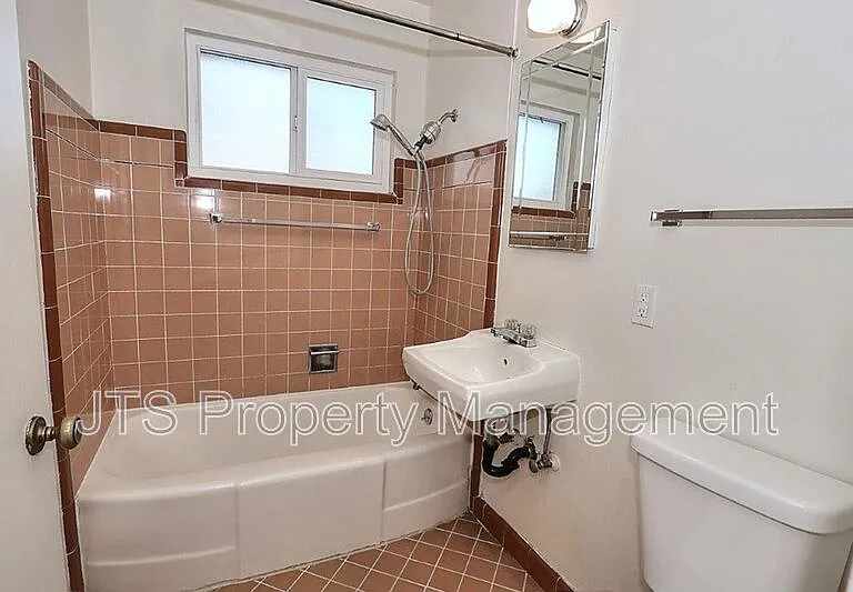 4439 V St #5 — Photo 4