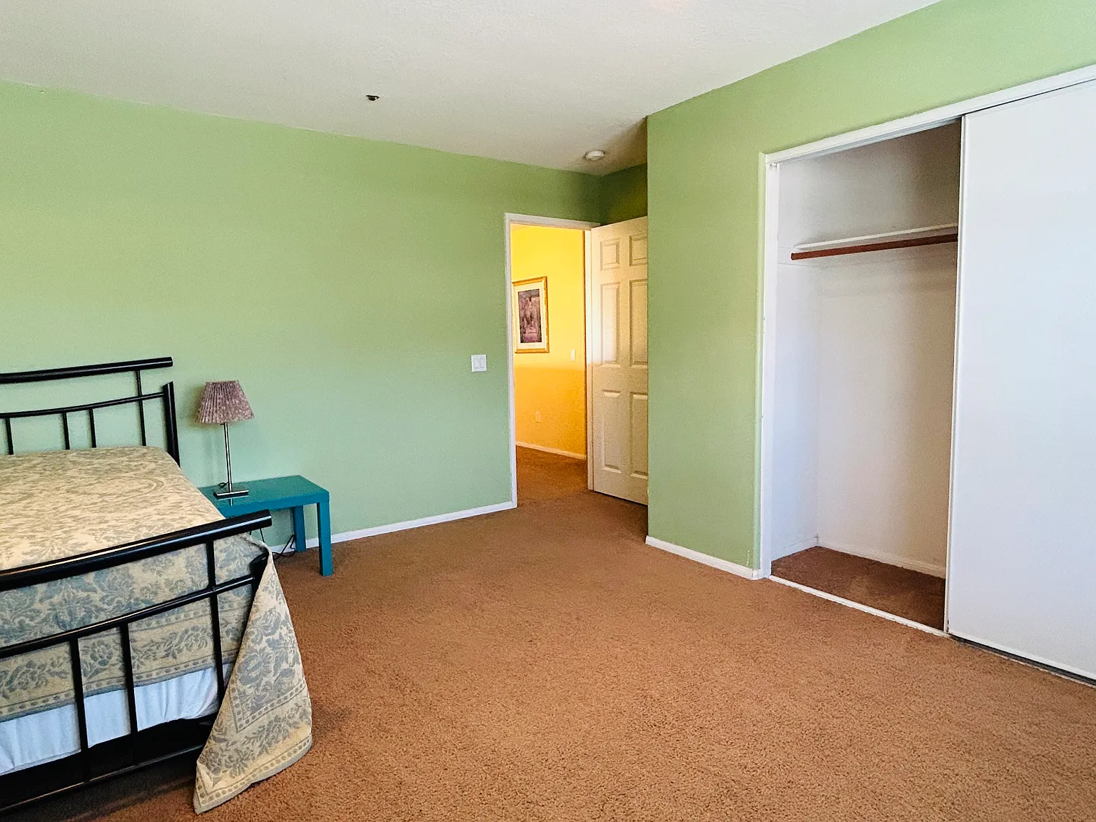 6 bed, 3900 sqft, $880 — Photo 2