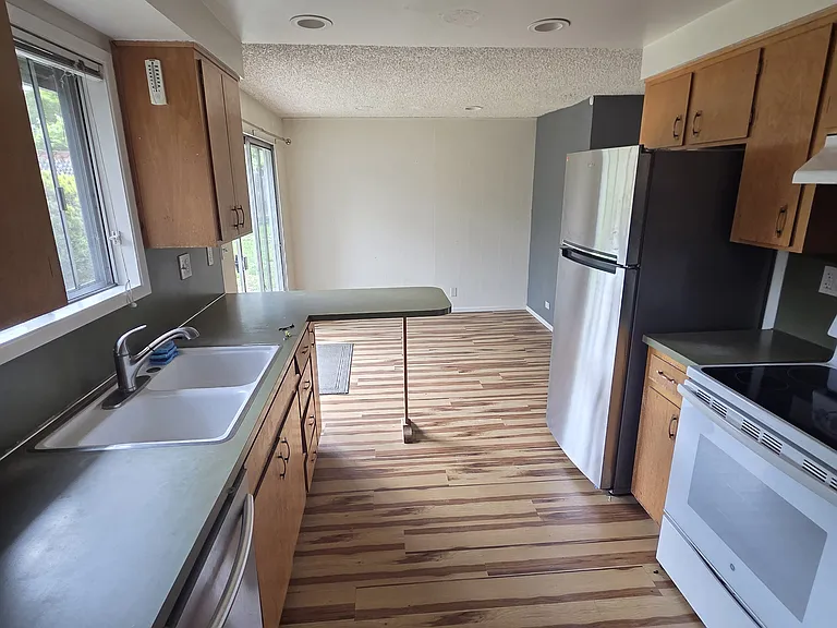 3945 Oak St — Photo 4