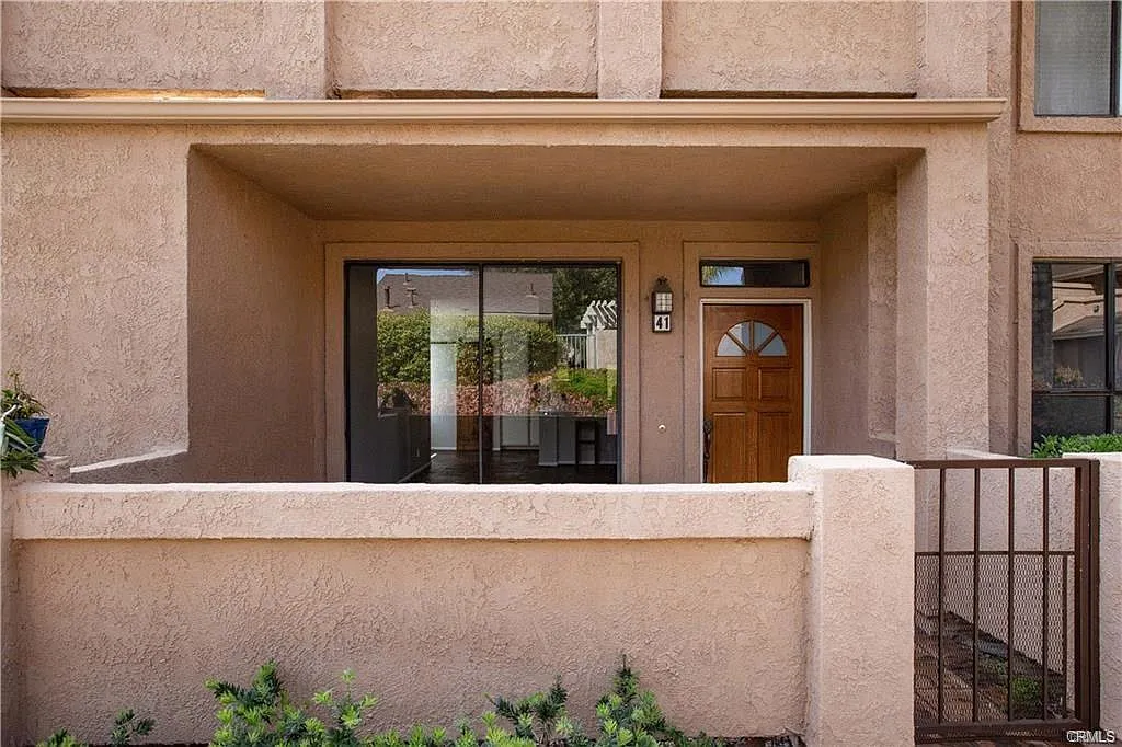 2 bed, 1013 sqft, $3,300 — Photo 1