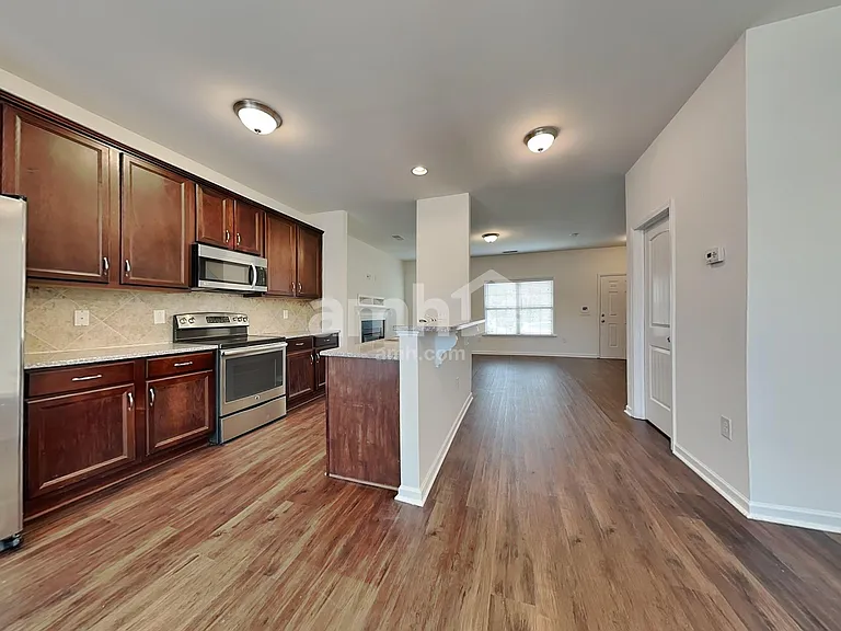 913 Bridlemine Dr — Photo 5