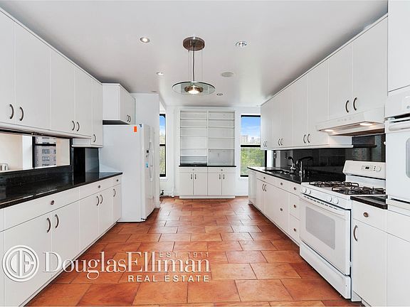 5th image of 101 W 104th St APT 10