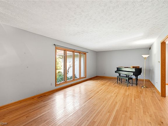 3rd image of 6979 Taylor Rd