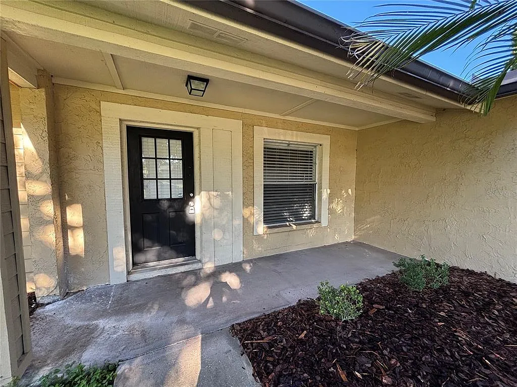 3 bed, 2.0 bath, 1162 sqft, $2,000 — Photo 2