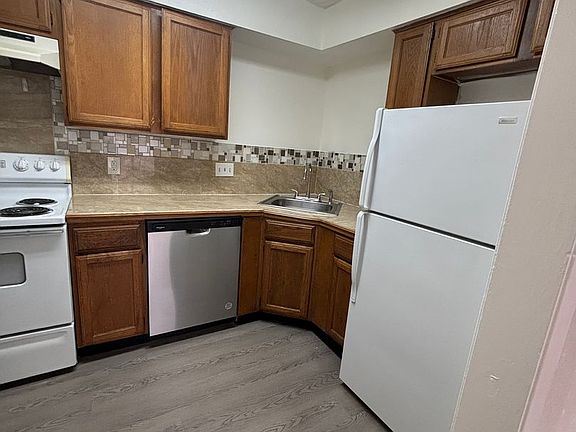 4th image of 2105A Courtney St #Da7c65b19
