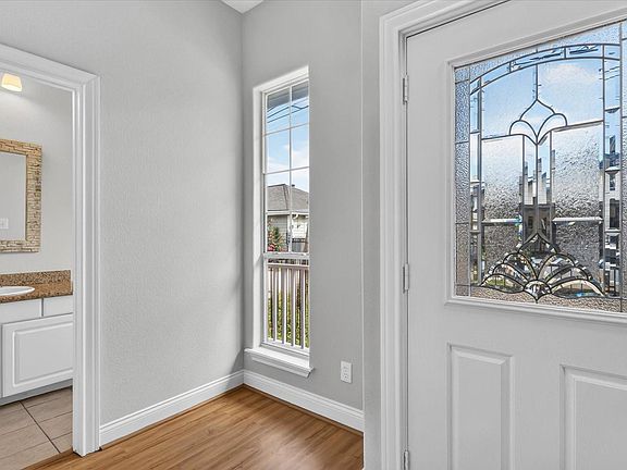 5th image of 4439 Spencer St