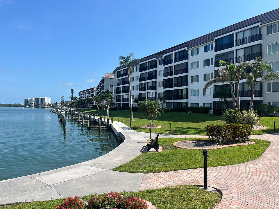 Beautiful walkways and great fishing spots!