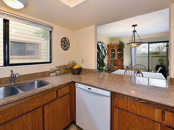 5th image of 310 Park Place Dr