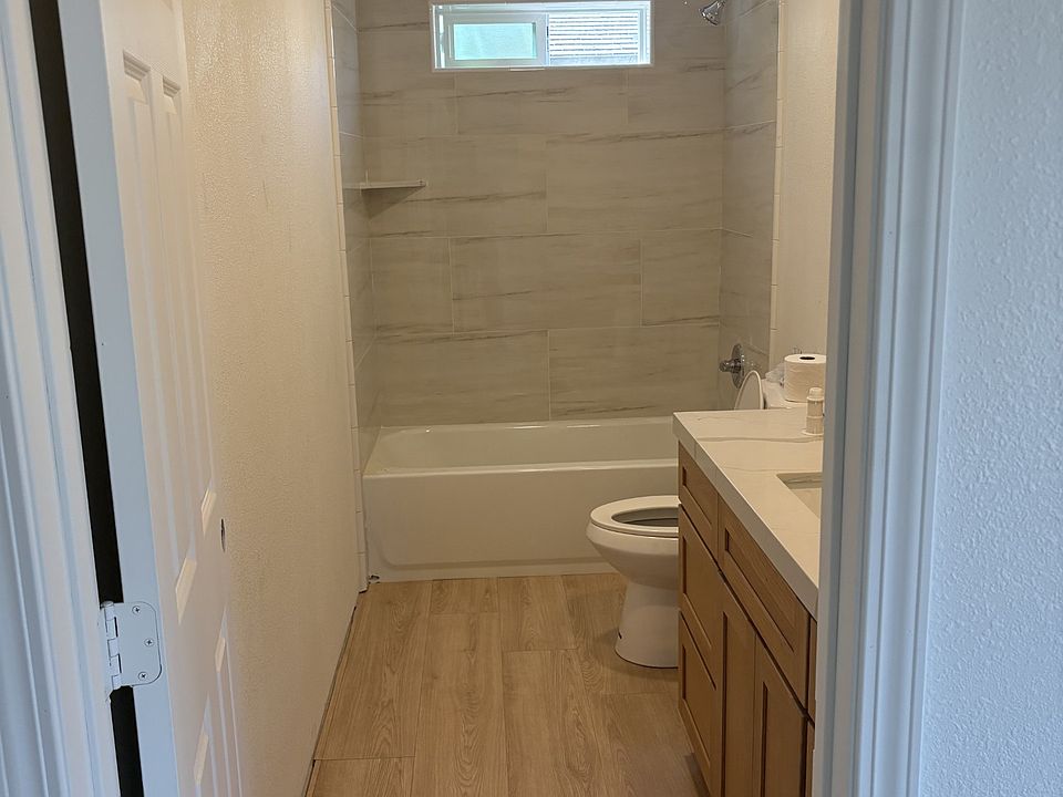 2nd image of 920 1/2 Adams Ave