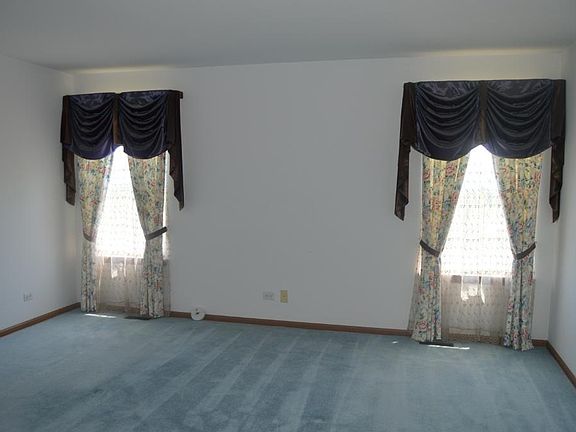 3rd image of 1035 Evergreen St