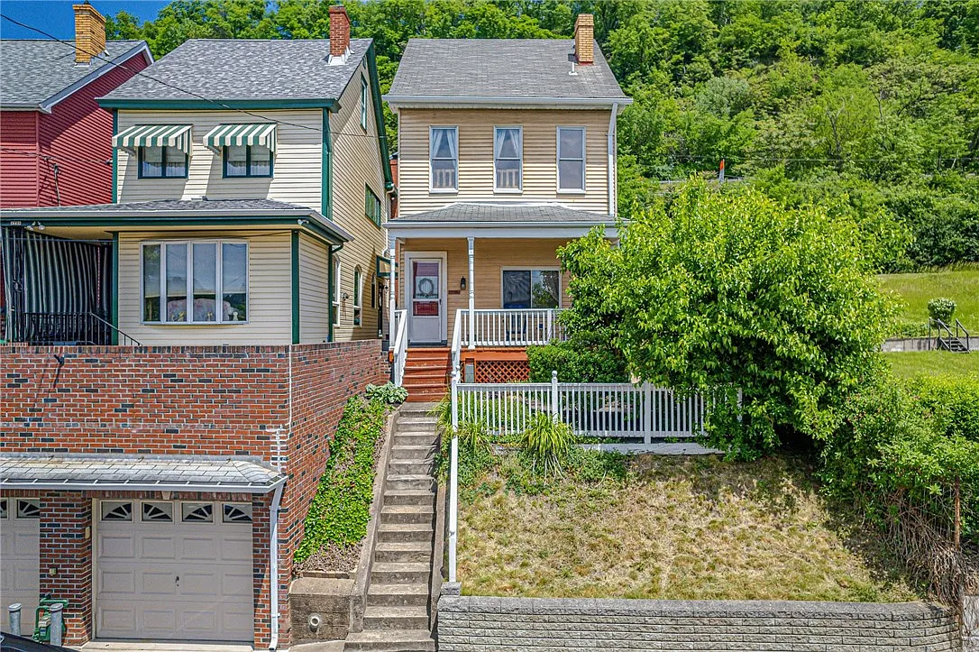 1740 Front St photo 1