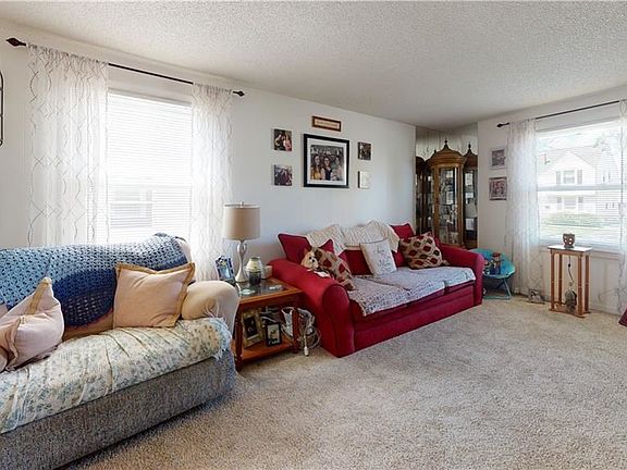 5th image of 156 Mayville Ave