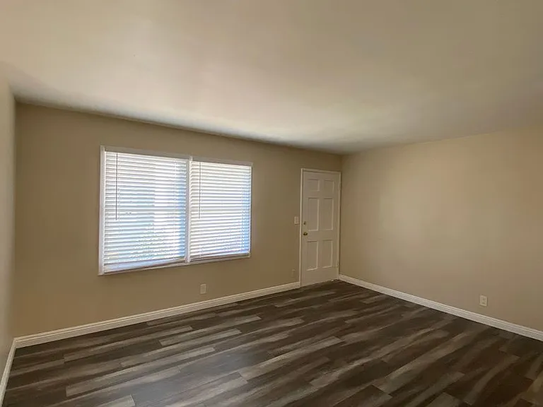 637 E 8th St — Photo 5
