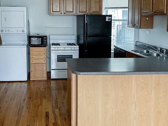 2nd image of 2450 1/2 N Southport Ave #203