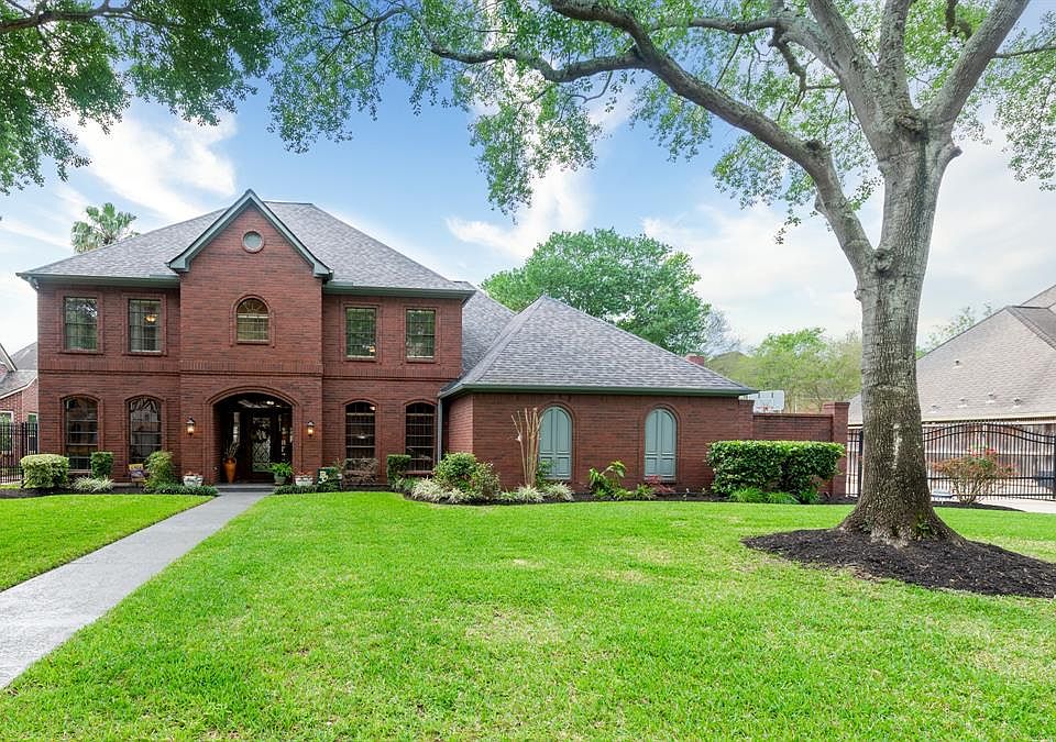 Welcome to your future home! This was built by Kickerillo Homes, completed in 1988. It sits on a 11,500 square foot lot (per HCAD)
