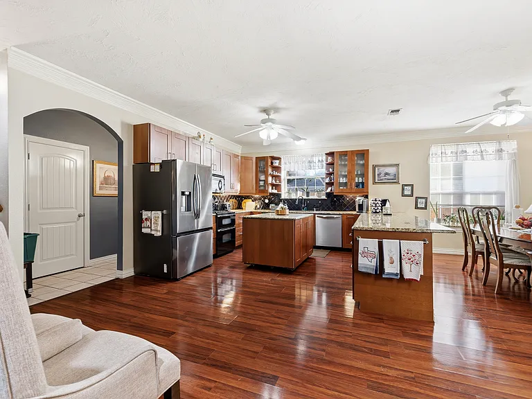 2720 Oates Dr — Photo 7
