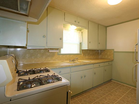 5th image of 840 Acton St