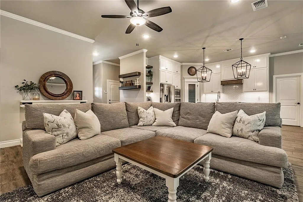 4 bed, 2.0 bath, 1846 sqft, $2,395 — Photo 4