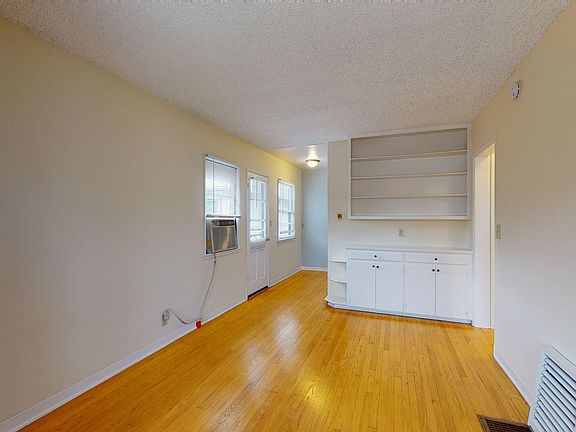 2nd image of 5087 Glen Iris Ave #5087