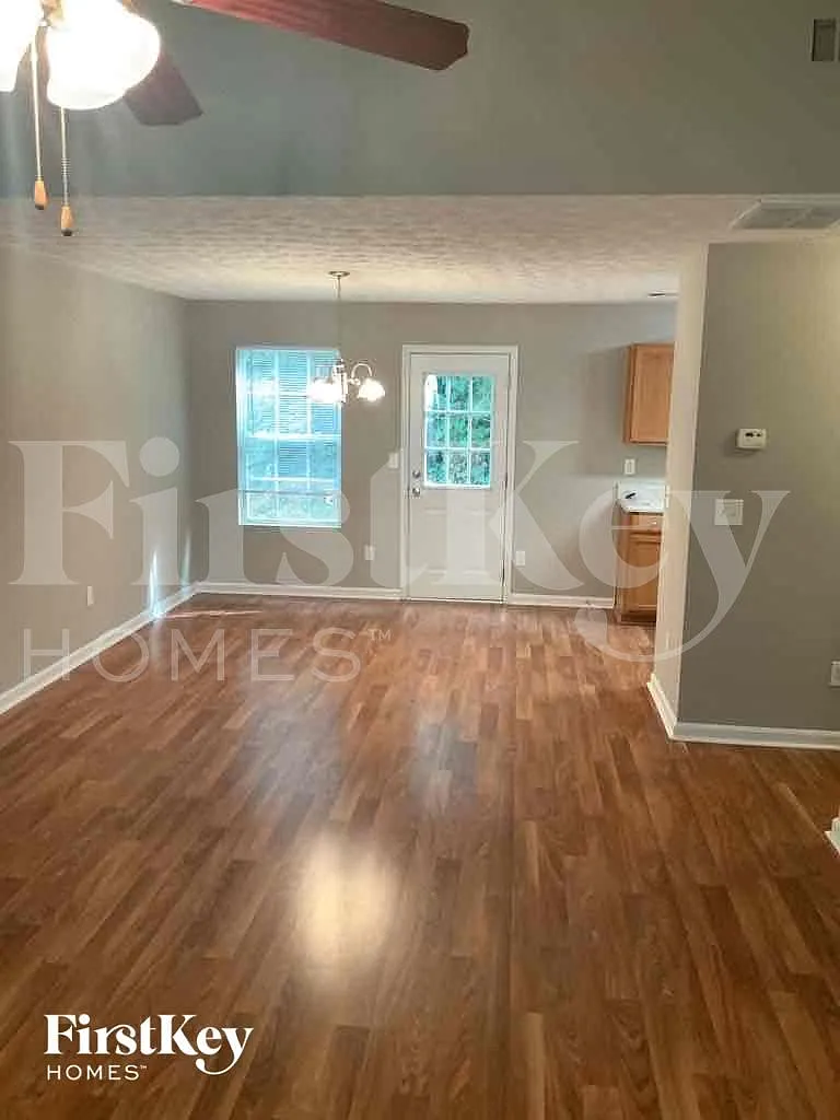 4 bed, 2.0 bath, 1572 sqft, $1,825 — Photo 3