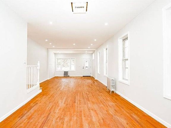 4th image of 2555 98th St