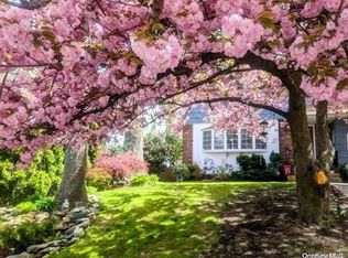 42 Briarwood Dr, Huntington, NY 11743