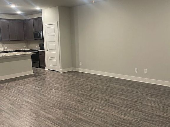 5th image of 5004 Villas Dr