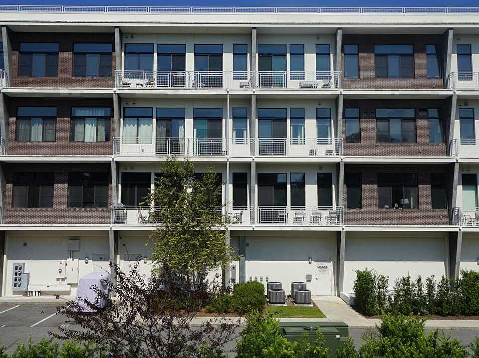 1st image of 302 SE Broadway St #302