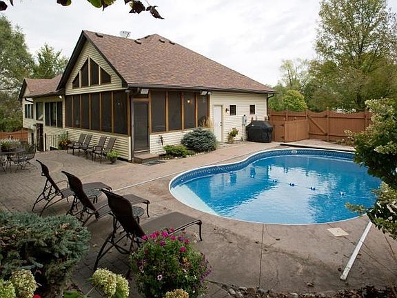 Imagine entertaining the summer evenings in the beautiful pool area. The patio surround is drenched in outdoor sound too.
