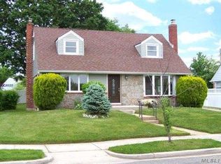 318 Coleridge St, Levittown, NY 11756