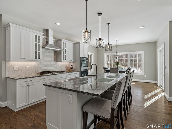 5th image of 74 Wapping Wood Road