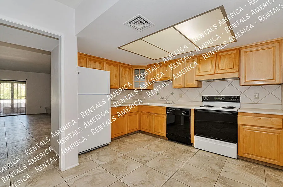 Spacious NE townhome in a lovely neighborhood! — Photo 4