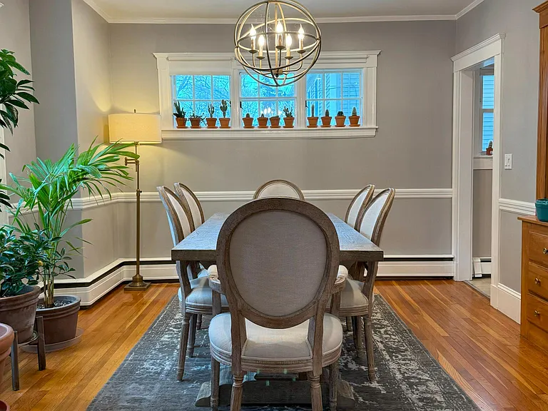 Dining room. The furniture in this picture is not included.